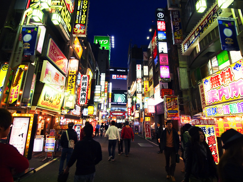 东京新宿的密集招牌街景