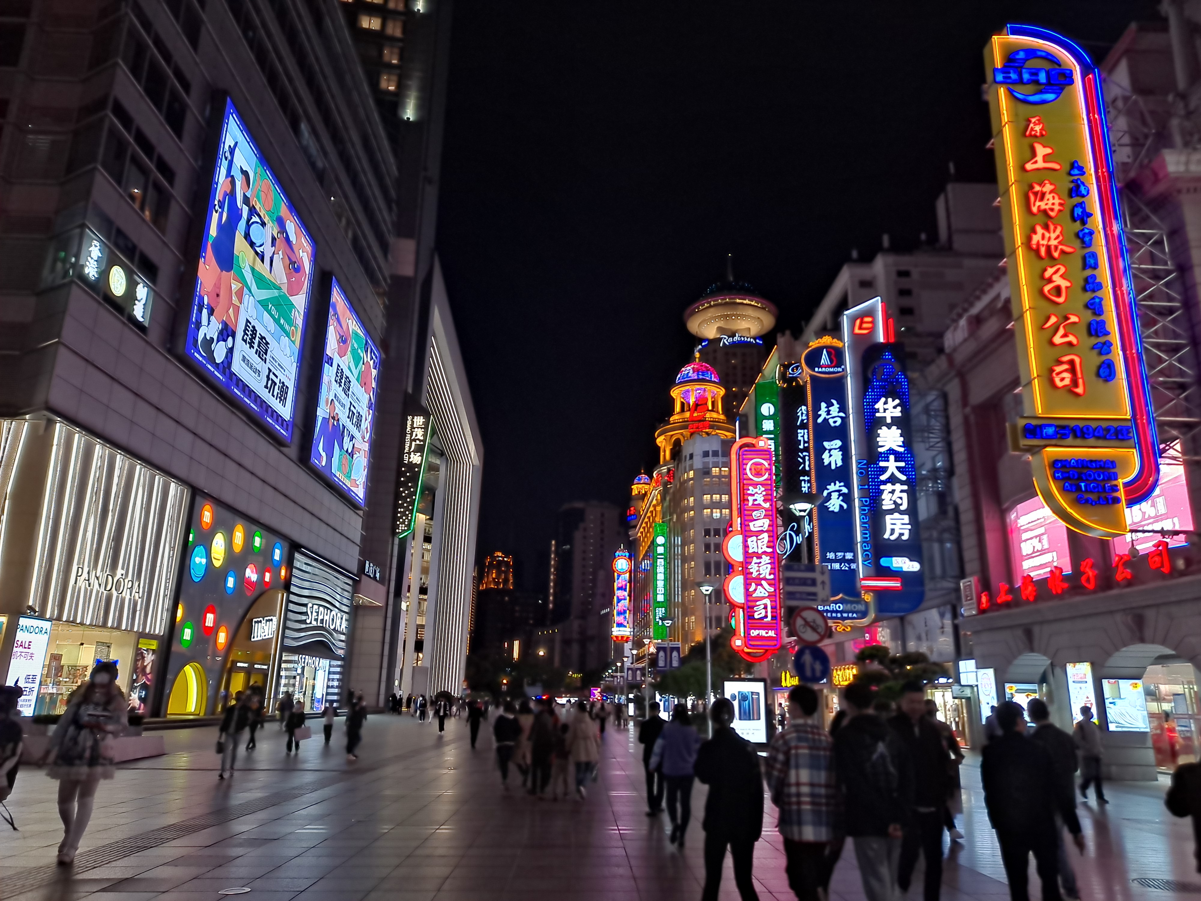上海南京路步行街夜景,2022