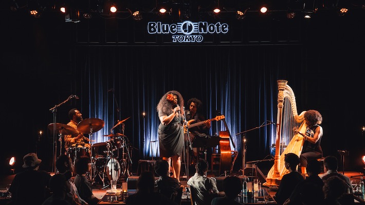 Brandee Younger 在 Blue Note Tokyo 的演出现场,2023